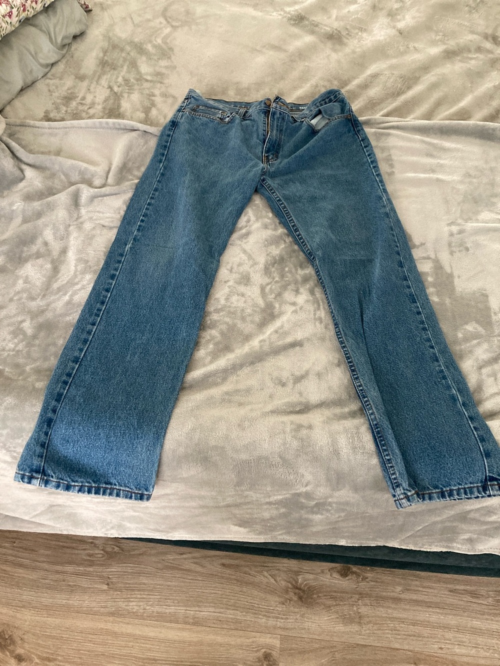 Men’s medium wash regular jeans